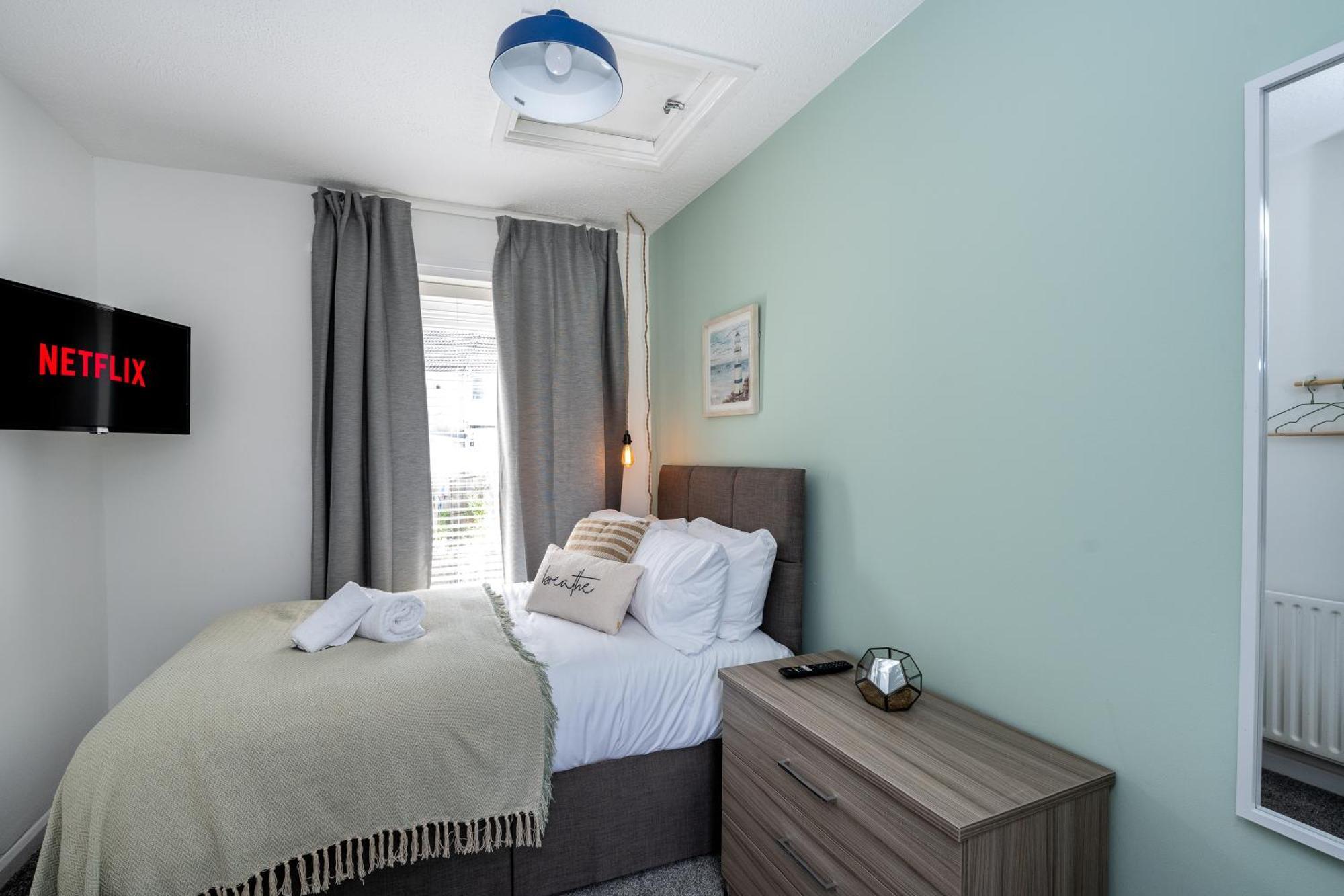 Stay At The Marine House - Tv In Every Bedroom! Morriston Exterior photo